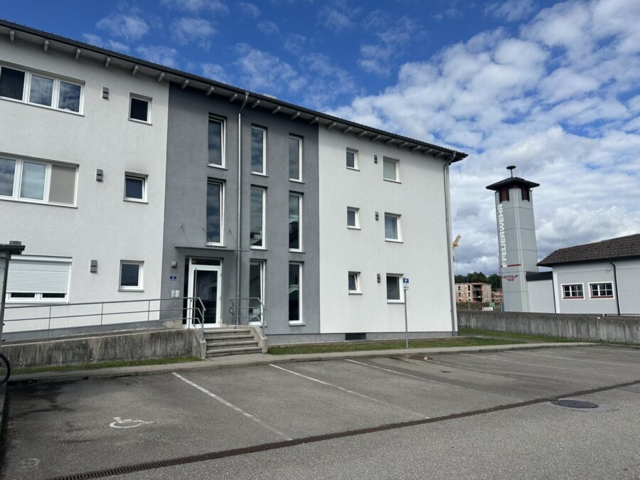 Großzügige 4-Zimmer-Wohnung mit Loggia und 2 KFZ-Stellplätze, 4870 Vöcklamarkt, Wohnung